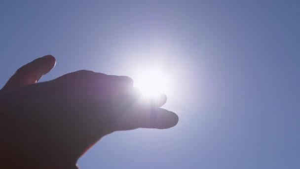 Femme jouant à la main, tire aux rayons du soleil, soleil, ciel. 4K. Ferme là. Mouvement lent — Video