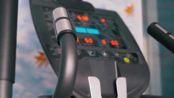 Elektronische Indicatoren van Gegevens over de Monitor een Nieuwe Moderne Elliptische Trainer. 4K — Stockvideo