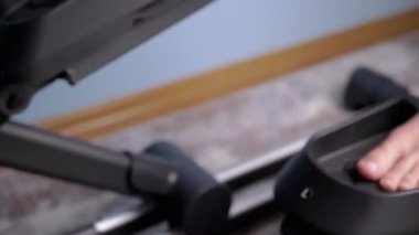 Yalınayak Erkek Ayakları Eliptik Çapraz Eğitmen Simülatöründe Pedal çeviriyor. 4K