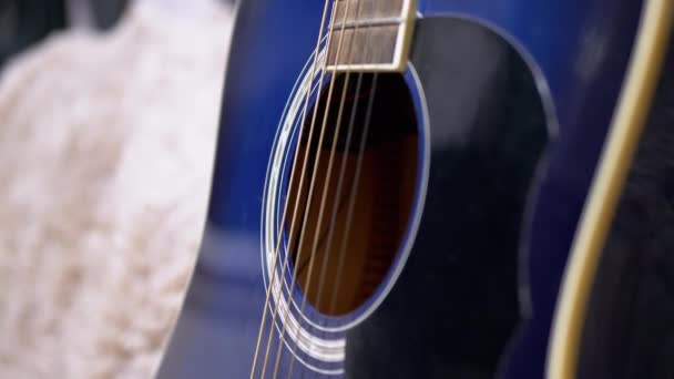 Streicher, Geier, Korpus einer blauen Akustik-E-Gitarre in Großaufnahme. 4K — Stockvideo