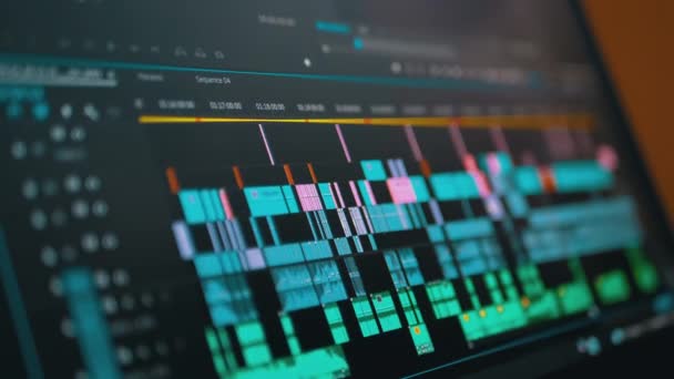 Rättning, redigering Ljudnivåer Spelas på soundtracket på en datorskärm — Stockvideo