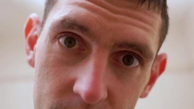 Sabitlenmiş, Garip, Korkutucu Bakışlı, Yakın Çekim Gözlü Bir Erkek Yüzü.