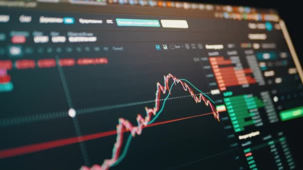 Trader analizza il grafico del candeliere di movimento della criptovaluta sul PC dello schermo — Video Stock