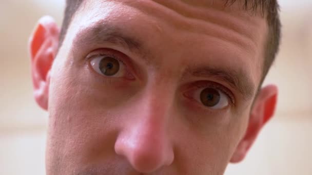 Visage d'un homme avec un regard fixe, étrange, effrayant, les yeux Gros plan. — Video