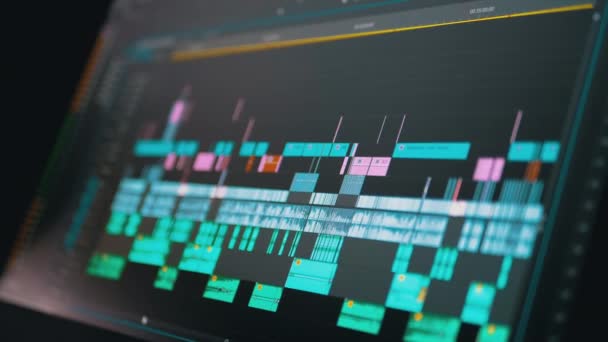 Correzione, modifica dei livelli audio riprodotti sulla colonna sonora su uno schermo del computer — Video Stock