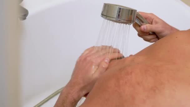 Naakte mannelijke wassen hoofd met een douche in de badkamer. Sluit maar af. 4K. Langzame beweging — Stockvideo