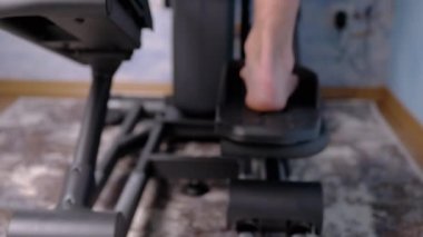 Yalınayak Erkek Ayakları Eliptik Çapraz Eğitmen Simülatöründe Pedal çeviriyor. 4K