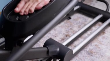 Yalınayak Erkek Ayakları Eliptik Çapraz Eğitmen Simülatöründe Pedal çeviriyor. 4K