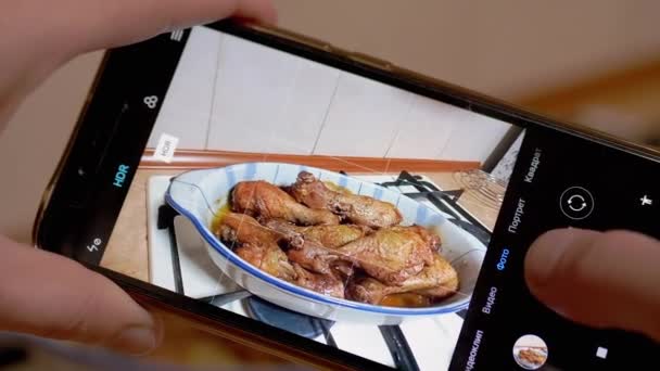 Mãos femininas tirando fotos de frango assado suculento preparado em um telefone inteligente — Vídeo de Stock