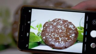 Akıllı Telefonla Mutfakta Çikolatalı Turta Fotoğrafı Çeken Kadın Eller. 4K
