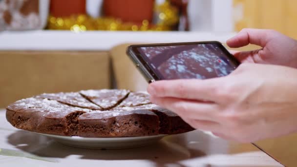Kadın Eller Akıllı Telefonla Mutfakta Çikolatalı Turta Videosu Çekiyor. 4K — Stok video