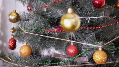 Kadın Eller Noel Ağacı 'nı Noel süsleriyle süslüyor. 4K