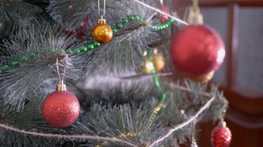 Kadın Eller Noel Ağacı 'nı Noel süsleriyle süslüyor. Büyüt