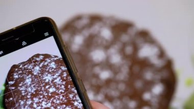 Kadın Eller Akıllı Telefonla Mutfakta Çikolatalı Turta Videosu Çekiyor. 4K