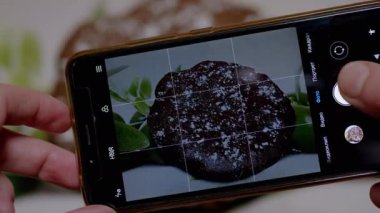 Akıllı Telefonla Mutfakta Çikolatalı Turta Fotoğrafı Çeken Kadın Eller. 4K