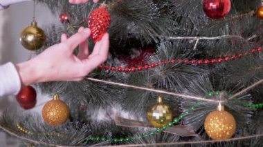 Kadın Eller Noel Ağacı 'nı Noel süsleriyle süslüyor. 4K