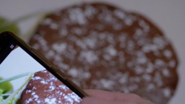 Kadın Eller Akıllı Telefonla Mutfakta Çikolatalı Turta Videosu Çekiyor. Büyüt