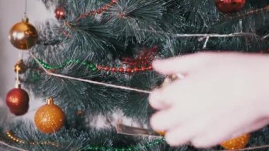 Kadın Eller Noel Ağacı 'nı Noel süsleriyle süslüyor. Büyüt