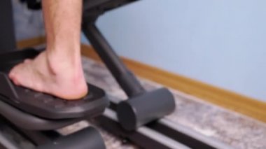 Yalınayak Erkek Ayakları Eliptik Çapraz Eğitmen Simülatöründe Pedal çeviriyor. 4K