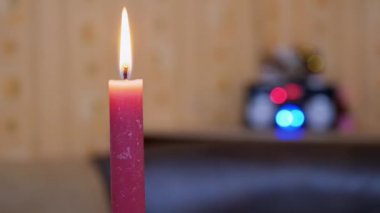 Bulanık Işıkların Arkaplanındaki Parlak Hareketli Ateşle Kırmızı Mum Yanar