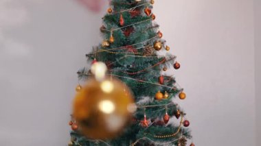 Kadın Eller Noel Ağacı 'nı Noel süsleriyle süslüyor. Büyüt