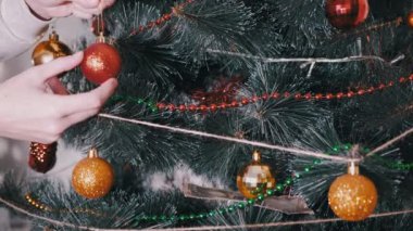 Kadın Eller Noel Ağacı 'nı Noel süsleriyle süslüyor. 4K