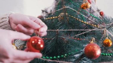 Kadın Eller Noel Ağacı 'nı Noel süsleriyle süslüyor. 4K