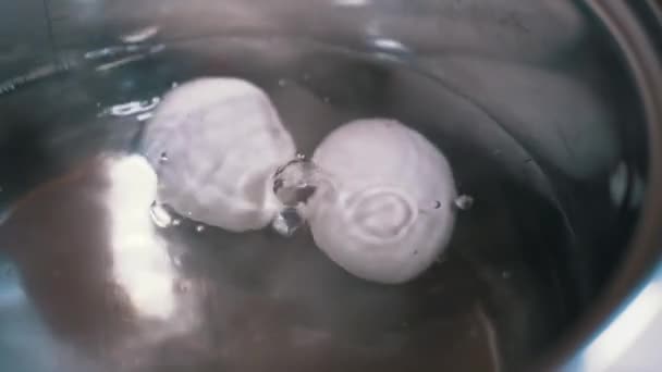 Dua telur direbus dalam Pot Air mendidih. Lambat-gerak. Close-up — Stok Video