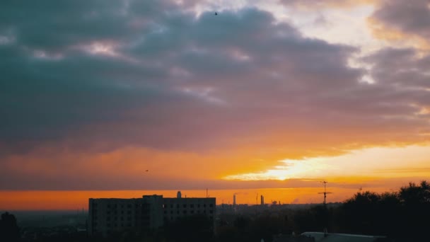 Upadek czasu Wschód słońca nad Orange-Red Horizon i Gray Solid Clouds. O świcie. 4K — Wideo stockowe