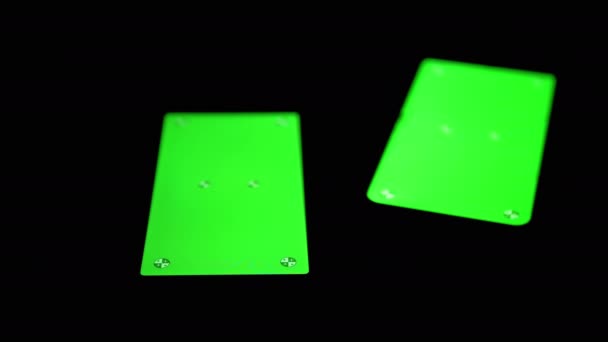 两部带有绿色屏幕的智能手机，彩色，黑色背景上的标识 — 图库视频影像