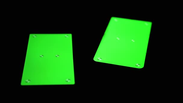 Deux smartphones avec un écran vert, Chroma, Marqueurs sur fond noir — Video