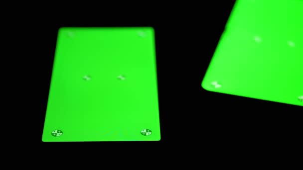 Két okostelefon egy zöld képernyő, Chroma, Jelölők a fekete háttér — Stock videók