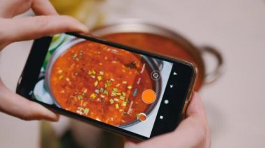 Kadın Eller, Ukrayna Red Borscht 'unun bir akıllı telefondaki videosunu kaydediyor..