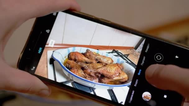 Las manos femeninas toman fotos de pollo asado jugoso preparado en un teléfono inteligente — Vídeos de Stock