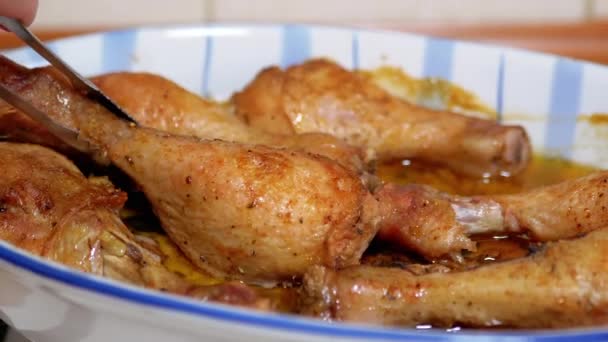 Una mujer pone patas de pollo jugosas cocidas en una forma resistente al calor con correas — Vídeos de Stock