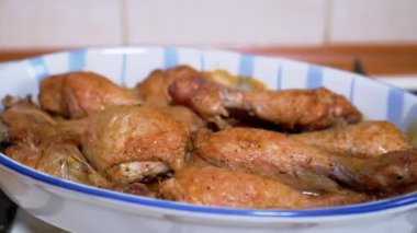 Baharatlı Kızarmış Tavuk Bacağı, Tabakta Yatan. Ev Klitorisi