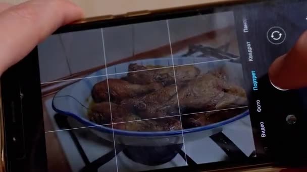 Kobieta Ręce robienie zdjęć gotowego soczystego kurczaka pieczonego na smartfonie — Wideo stockowe
