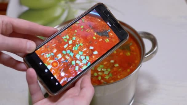 Kvinnliga händer spelar in en video av ukrainska Red Borscht på en smartphone — Stockvideo