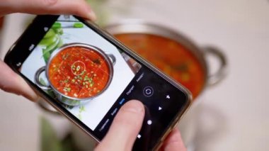 Geleneksel Ukrayna Kırmızı Borscht 'unda Fotoğraf Çeken Kadın Eller