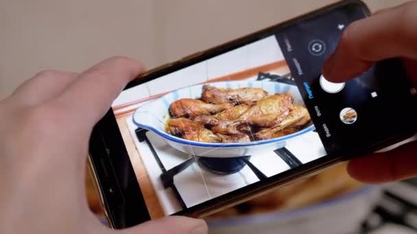 Kvinnelige hender som tar bilder av tilberedt saftig roastkylling på en smarttelefon – stockvideo