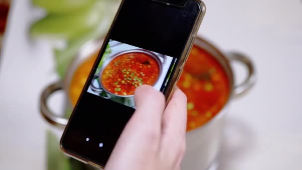 우크라이나 전통적 인 붉은 보르 슈 트 사진에 나오는 한 여성 이 스마트폰을 사용하는 모습 — 비디오