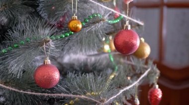 Kadın Eller Noel Ağacı 'nı Noel süsleriyle süslüyor. 4K