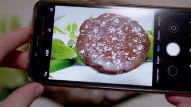 Akıllı Telefonla Mutfakta Çikolatalı Turta Fotoğrafı Çeken Kadın Eller. 4K