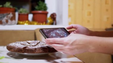 Kadın Eller Akıllı Telefonla Mutfakta Çikolatalı Turta Videosu Çekiyor. 4K