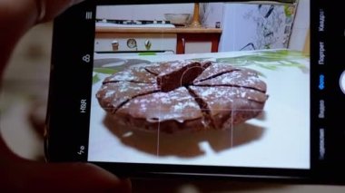 Akıllı Telefonla Mutfakta Çikolatalı Turta Fotoğrafı Çeken Kadın Eller. 4K