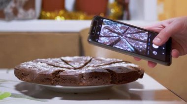 Akıllı Telefonla Mutfakta Çikolatalı Turta Fotoğrafı Çeken Kadın Eller. Büyüt