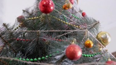 Kadın Eller Noel Ağacı 'nı Noel süsleriyle süslüyor. 4K