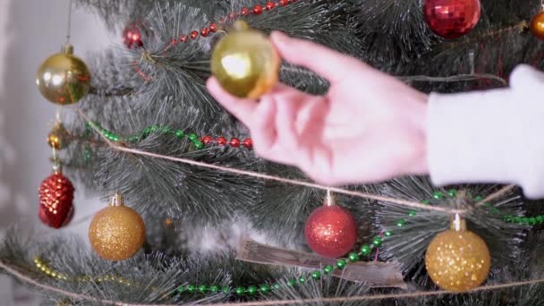 Kadın Eller Noel Ağacı 'nı Noel süsleriyle süslüyor. 4K — Stok video