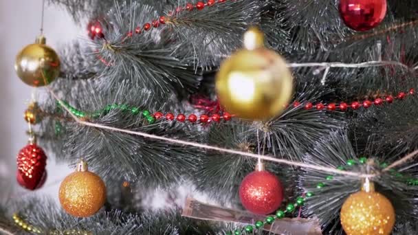 Las manos femeninas decoran el árbol de Navidad con decoraciones navideñas de año nuevo. Zoom: — Vídeos de Stock