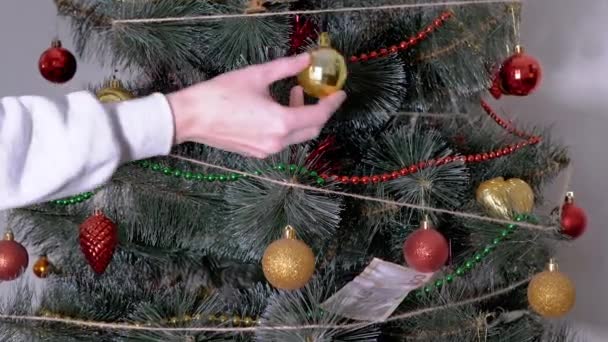 Ženské ruce zdobí vánoční stromeček s novoroční vánoční ozdoby. 4K — Stock video